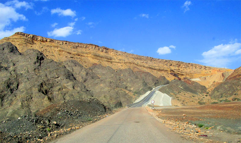 Schnitt Ophiolit - Laterit - Kalkstein bei Ibra, Oman