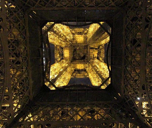 Eiffelturm bei Nacht, von unten